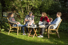 852178 Portret van Jona, Hugo, Margot en Zita, bewoners van een huis aan de Wittevrouwenkade te Utrecht, gezeten in de ...